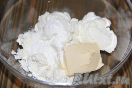 В миске соединить творог любой жирности и размягчённое сливочное&nbsp;масло, всыпать сахарную пудру.