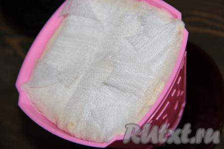 Накрыть творожную массу марлей. Поверх марли поставить гнёт (например, поставить блюдечко, а сверху разместить банку с водой). Убрать форму, стоящую на тарелке, вместе с гнётом в холодильник на сутки. Периодически убирать с тарелки жидкость, выделяющуюся из творожной пасхи.