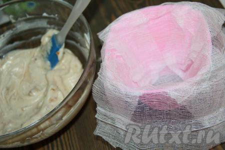 Форму для пасхи выстелить марлей так, чтобы концы марли свисали (свисающими краями марли мы в дальнейшем накроем форму с пасхой сверху).