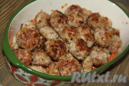 Выложить фрикадельки в форму.