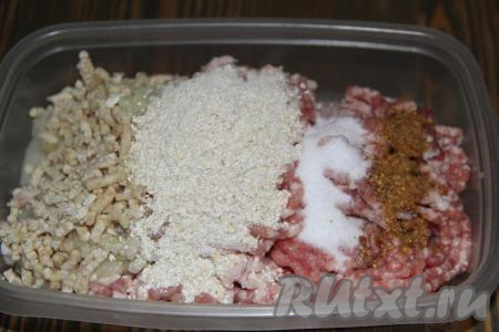 К мясу и луковице, пропущенным через мясорубку, добавить панировочные сухари, соль и специи по вкусу.