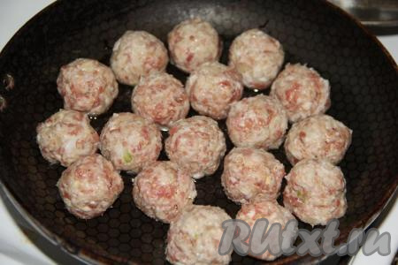 Хорошо вымесить фарш. Из фарша сформировать небольшие шарики (фрикадельки) и выложить их в сковороду с добавлением растительного масла.&nbsp;