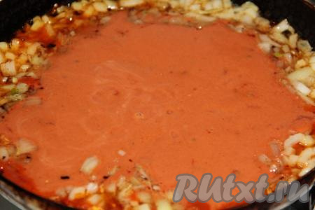 Влить получившийся томатно-сметанный соус в сковороду к луку и чесноку, перемешать и слегка прогреть.