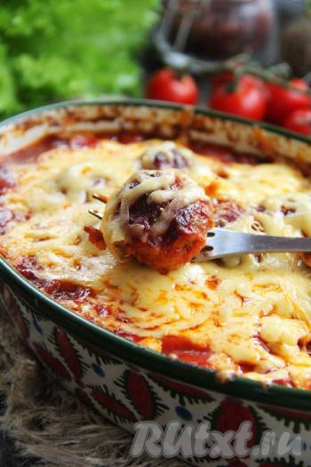 Поставить форму в духовку ещё на 15 минут. Сыр расплавится и соединится с соусом. Готовое блюдо оставить в выключенной духовке на 10 минут. Фрикадельки, приготовленные в томатно-сметанном соусе, получаются аппетитными и очень вкусными, к столу подаём, дополнив гарниром, например, гречкой или рисом.