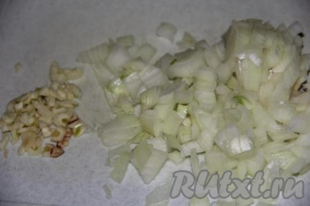Вторую луковицу очистить и мелко нарезать. Зубчики чеснока тоже очистить и мелко нарезать.