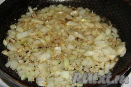Обжаренные фрикадельки переложить со сковороды на тарелку. В сковороду, где жарили фрикадельки, выложить нарезанные лук и чеснок, обжарить их на среднем огне до мягкости (в течение 5 минут).