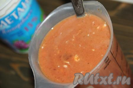 В отдельной ёмкости соединить сметану и томатную пасту, влить воду, чтобы общая масса составила, примерно, 500 мл, перемешать.