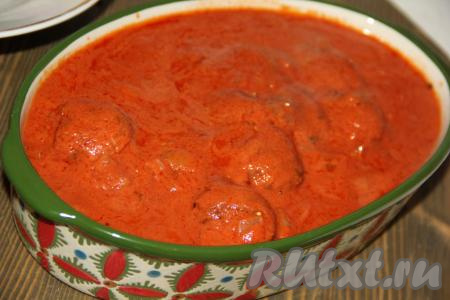 Залить фрикадельки оставшимся томатно-сметанным соусом.