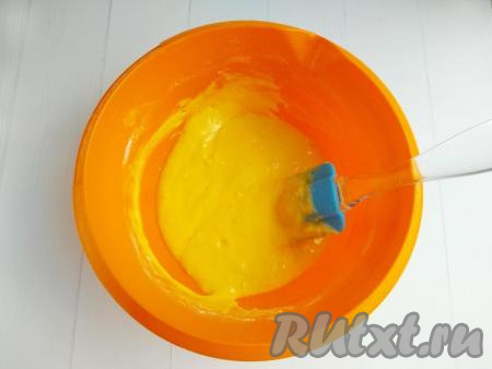 Оставить тесто для приготовления мини панкейков на 10 минут при комнатной температуре.