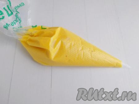 Тесто переложить в кондитерский одноразовый мешок, отрезать кончик, приблизительно, на расстоянии 1 см от края.