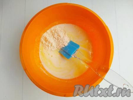 Всыпать просеянную муку и замесить тесто, напоминающее сметану средней густоты (как на оладьи).