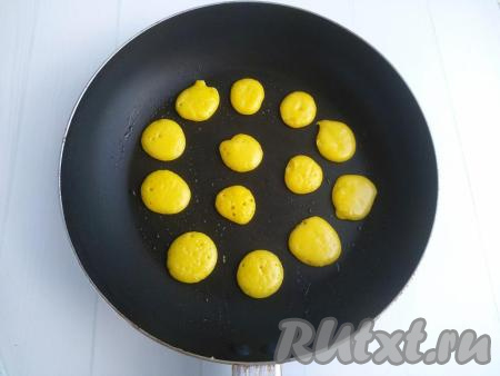 Классические панкейки выпекаются на сухой сковороде, но, при желании, перед выпечкой мини панкейков можно сковороду немного смазать маслом. Сковороду для выпекания разогреть, смазать растительным маслом, отсадить панкейки диаметром около 1,5-2 см.