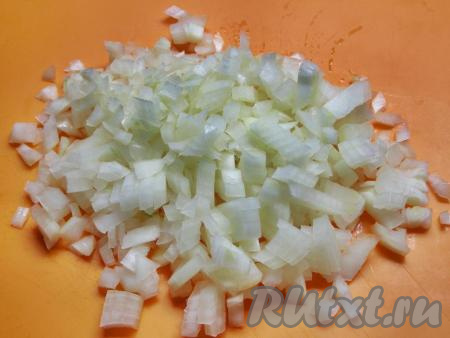 Очищаем лук от шелухи и нарезаем на мелкие кубики.