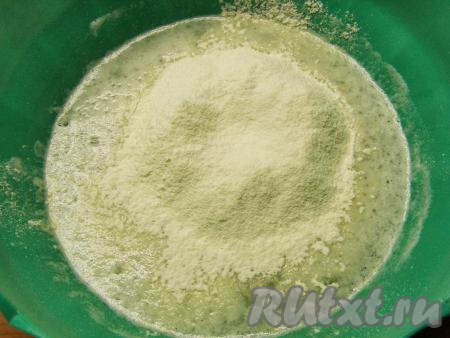 Просеиваем муку и добавляем её в смесь, ещё раз хорошо перемешиваем.