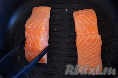 Гриль (или сковороду гриль) смазать с помощью кондитерской кисти растительным маслом и хорошо прокалить. Выложить на гриль куски рыбы кожей вниз, добавить морскую соль и закрыть гриль фольгой, так рыба получится вкуснее (если вы используете сковороду-гриль, то просто накройте её крышкой). Готовить рыбу 1 минуту.