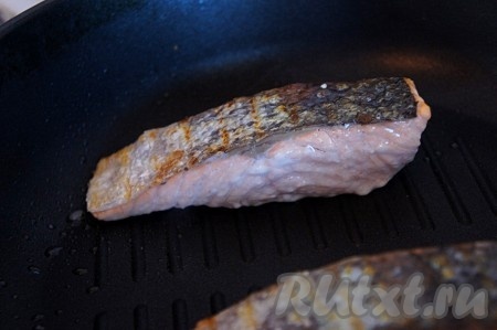 Таким образом готовить лосось на гриле 4-5 минут, переворачивая на каждую из четырёх сторон. Не забывайте накрывать гриль крышкой или фольгой.