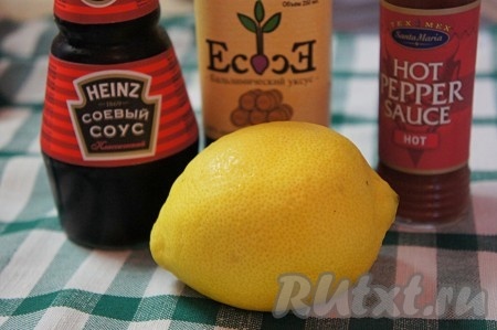 Тем временем приготовить острый соус для рыбы. Для этого смешать соевый соус, бальзамический уксус, несколько капель лимонного сока и острый соус на основе перца чили (его добавляйте по вкусу, я добавила, чтобы соус был действительно острый, но это дело вкуса). При желании в соус можно добавить слегка подсушенные на сухой сковороде семена кунжута (я не добавляла на этот раз). Острый соус для лосося, приготовленного на гриле, готов!