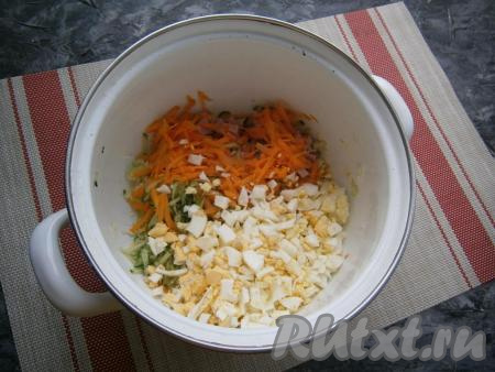 Сюда же&nbsp;добавить мелко порубленные  варёные яйца и натёртую на крупной тёрке очищенную морковку.