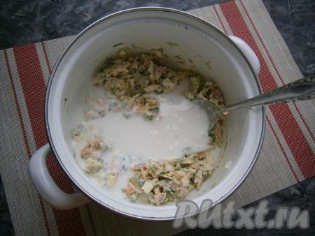 Влить кефир, перемешать.