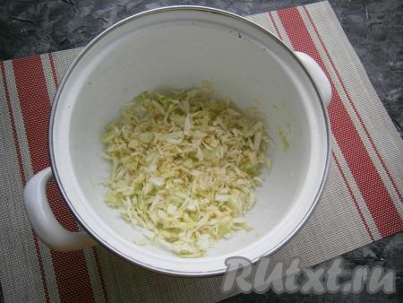 Свежую капусту тонко нашинковать и немного порубить ножом, помять чуть руками, поместить в кастрюлю.