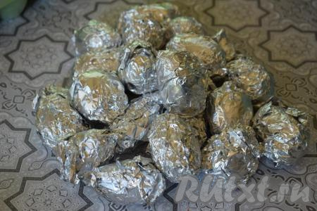 Подготовительный процесс окончен, обычно все эти манипуляции с картофелем я делаю дома, на пикник беру уже картошины, завёрнутые в фольгу.