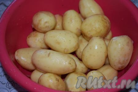 Молодой картофель промыть под холодной водой, затем обсушить и очистить от кожицы.
