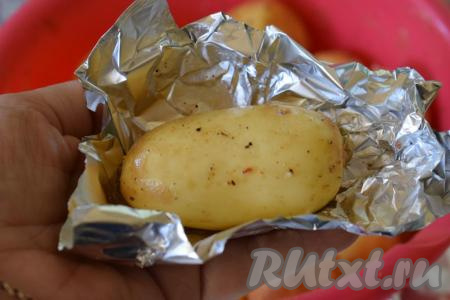 Далее берём фольгу. Каждую картошину заворачиваем в отдельный кусок фольги.