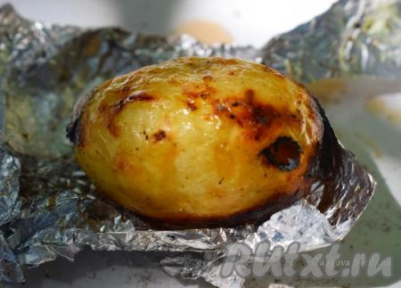 Печём молодую картошку, примерно, 20-25 минут, периодически перемешивая её кочергой, но, конечно же, время запекания зависит от жара углей и их количества.