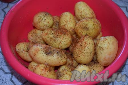 В миску к картофелю добавить соль, специи и чёрный молотый перец по вкусу.