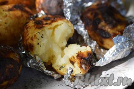 Готовность можно проверить так: развернуть фольгу, если картофель уже подпечённый снаружи и мягкий внутри, значит можно доставать его из костра.