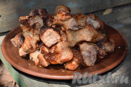 Жарим всё мясо до готовности, снимаем с шампуров аппетитные, румяные кусочки свинины и выкладываем на блюдо для подачи. Шашлык из свинины невероятно аппетитно пахнет и получается таким сочным, что все кусочки блестят, сок медленно вытекает на тарелку.
