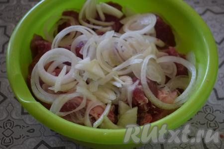 Лук очистить, нарезать на кольца и добавить к мясу.