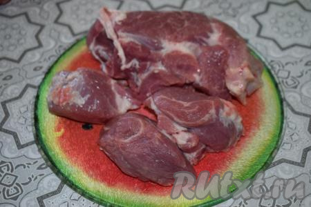 Нарезать мякоть на порционные кусочки, примерно, равного размера.