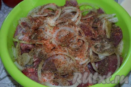 Добавить соль, чёрный молотый перец, сухой гранулированный чеснок и любимые вами специи в чашу с мясом и луком.
