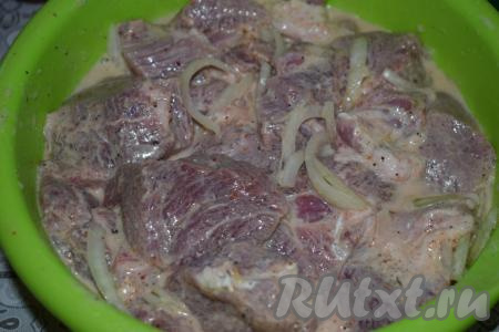 Даём мясу промариноваться не менее 4-5 часов, можно оставить шашлык мариноваться на ночь в холодильнике.