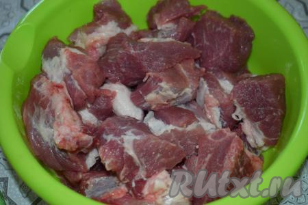 Сложить нарезанное мясо в глубокую чашу.