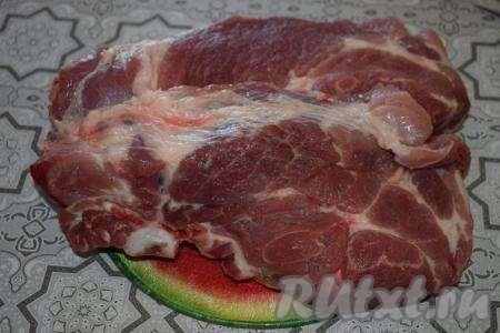 Свиную&nbsp;шею промыть и обсушить. Отделить мякоть от кости.