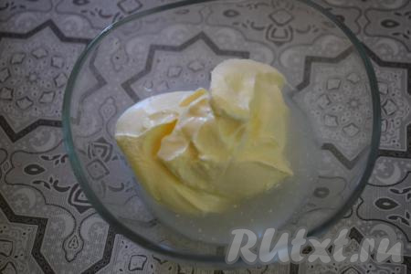 Приготовим маринад, для этого в глубокую миску кладём сметану, наливаем уксус, добавляем щепотку соли, тщательно перемешиваем до однородности, разбавляем холодной кипячёной водой, снова перемешиваем.