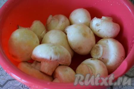 Шампиньоны промоем под холодной водой и обсушим бумажными полотенцами. Выкладываем грибы в глубокую миску.