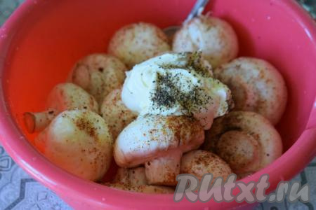 К шампиньонам добавляем сметану, соль, чёрный молотый перец, специи и тщательно перемешиваем.