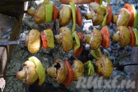 Отправляем шашлык&nbsp;на мангал. Жарим овощной шашлык с шампиньонами на седых углях, примерно, 15 минут, постоянно поворачивая шампуры из&nbsp;стороны в сторону.