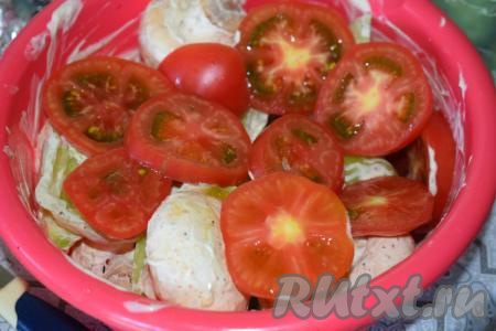 Помидоры нарезаем на кружочки и также отправляем в миску.