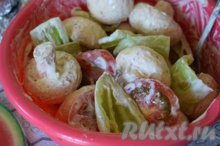 Перемешиваем все овощи между собой и оставляем на 2 часа промариноваться при комнатной температуре. Вместо перца и помидоров можно взять другие овощи, отлично подойдут молодые&nbsp;кабачки, баклажаны&nbsp;и репчатый лук.