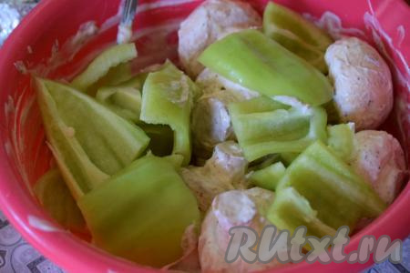 Болгарский перец очищаем от семян и нарезаем на крупные кусочки. Отправляем перец в миску к грибам.