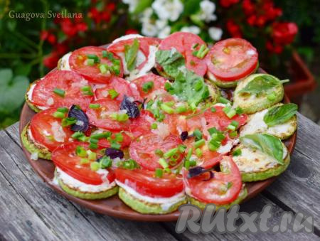 Жареные кабачки с помидорами и чесноком