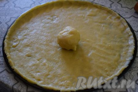 Охлаждаем тесто в холодильнике, примерно, 30 минут. По прошествии времени делим его на 2 части (одну - большую и одну - маленькую, как на фото). Распределяем большую часть теста по дну формы тонким слоем. Диаметр моей формы 38 см.