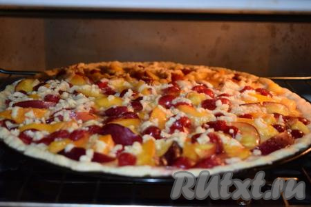 Отправляем пирог&nbsp;с фруктово-ягодной начинкой&nbsp;в разогретую духовку и выпекаем при температуре 180 градусов, примерно, 35-40 минут.