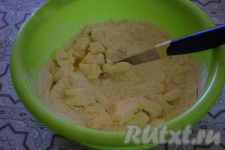Ножом рубим масло с сахаром и мукой в крошку.