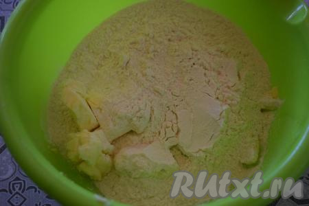 Всыпаем муку и перемешиваем ингредиенты между собой.