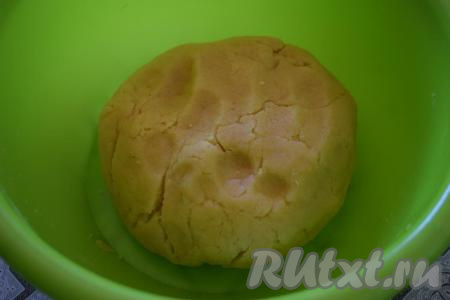 Песочное тесто получается плотным, не липнущим к рукам, по консистенции напоминает пластилин.
